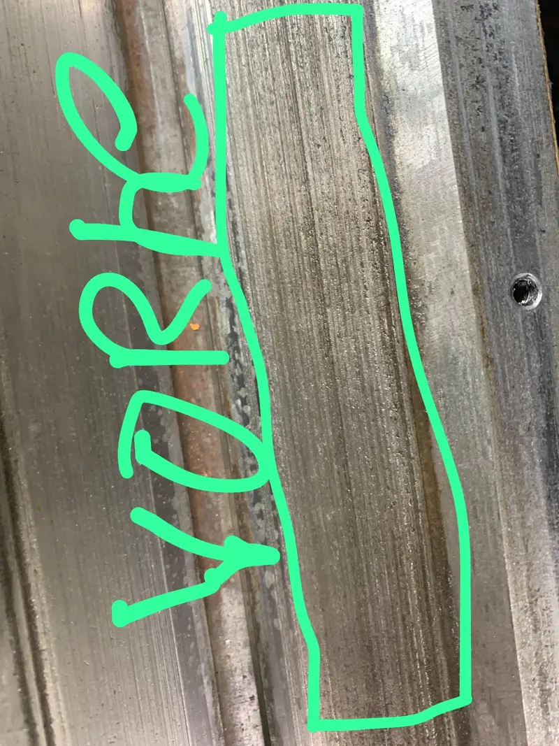 Guía desgastada, con la zona rodeada en verde y rotulada «vorher» (antes).