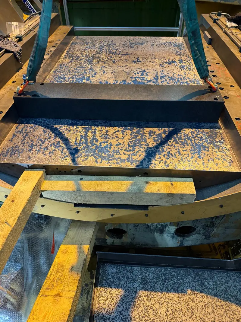 Superficie marcada en azul de una pieza grande con un escalón.