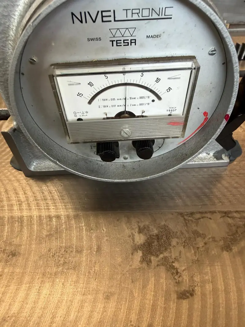 Escala del NIVELTRONIC de TESA, de cerca.