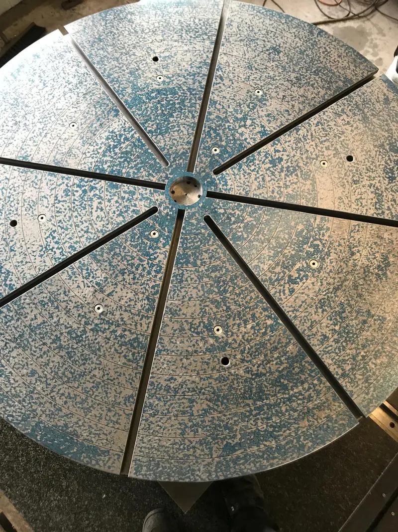 Mesa giratoria con ocho ranuras, toda la superficie plana marcada en azul.