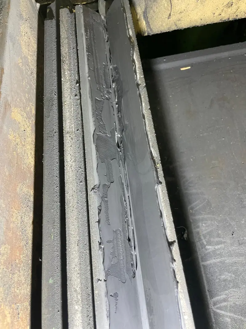 Superficie de deslizamiento antes del trabajo, con depósitos en el borde.
