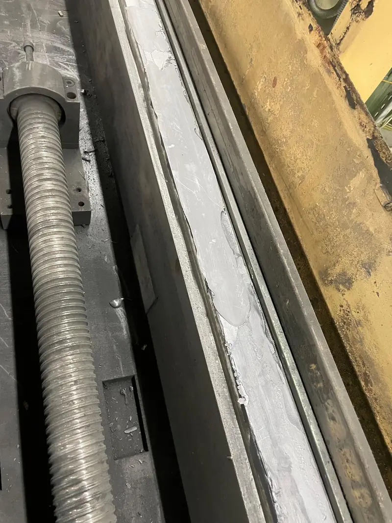 Husillo de bolas y guía antes del trabajo.