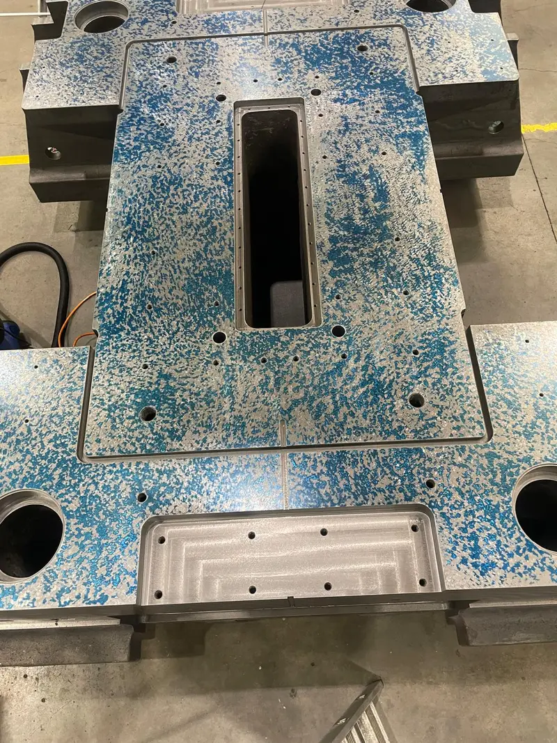 Mesa con un agujero rasgado, toda la superficie marcada en azul.