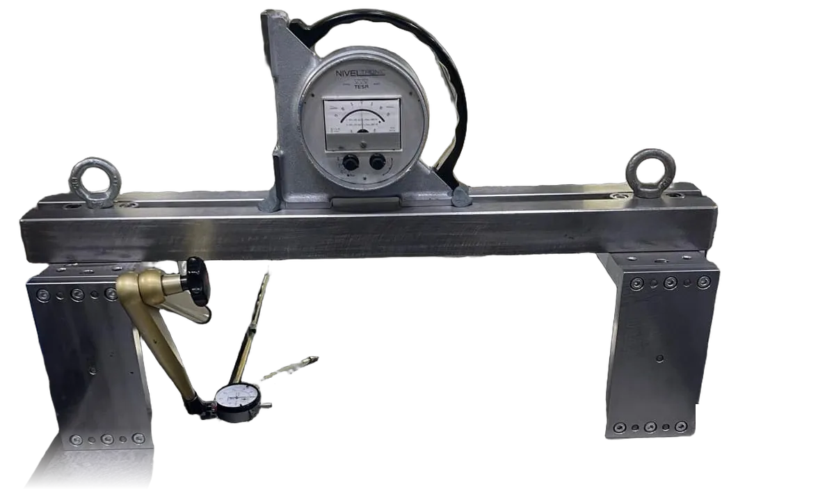 Messbrücke, freigestellt: in der Mitte eine elektronische Libelle TESA NIVELTRONIC, links an einem Gelenkarm eine Messuhr.